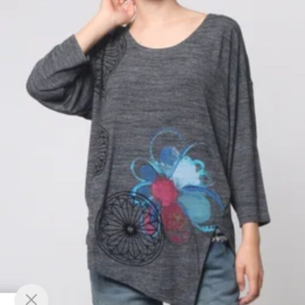 Desigual 3/4-sleeve floral/geometric top w/ asymmetric hem sz S